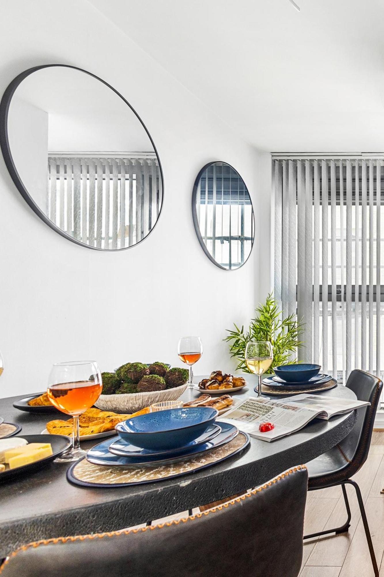 Bullring Lux Suite, New Street Free Netflix - Free Secure Parking- Sleeps 6 Apartment Birmingham