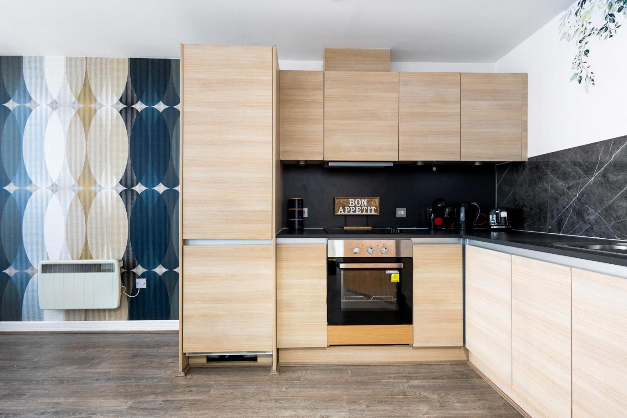 Bullring Lux Suite, New Street Free Netflix - Free Secure Parking- Sleeps 6 *