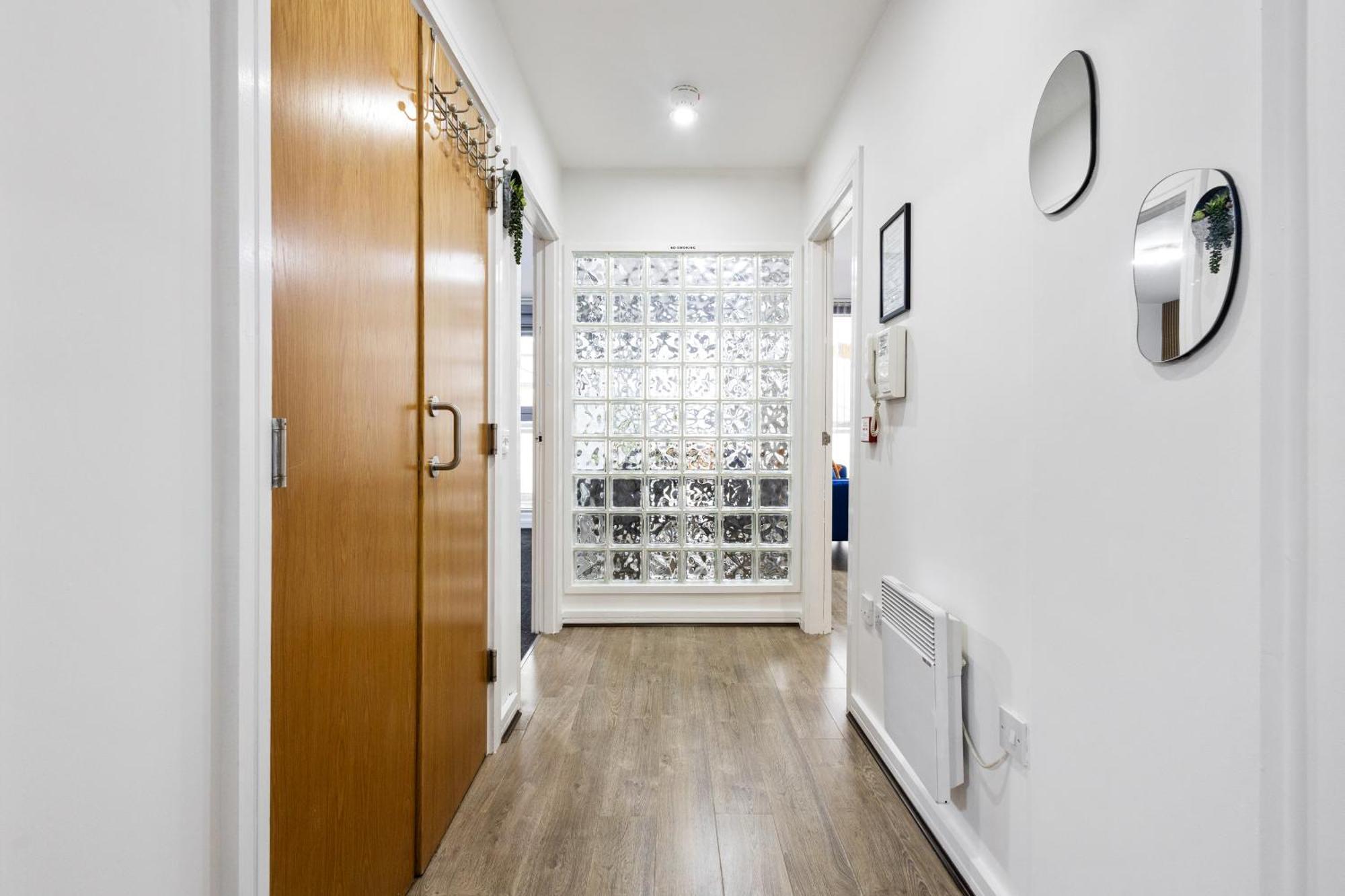Bullring Lux Suite, New Street Free Netflix - Free Secure Parking- Sleeps 6 *